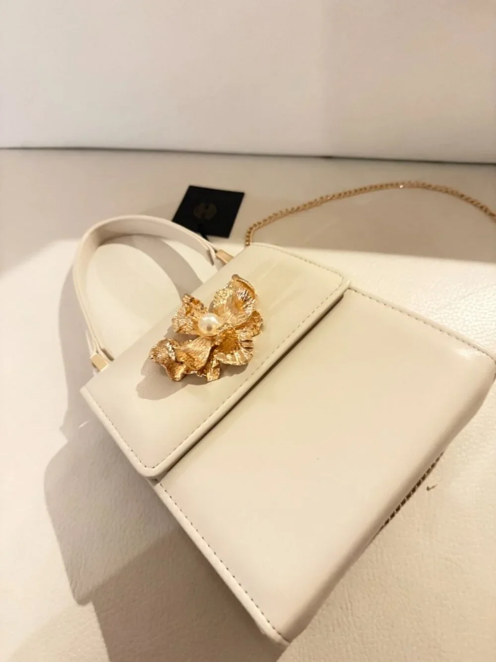 HOUSE OF HARLOW 1960 CREAM MINI TOP HANDLE CROSSBODY BAG W GOLD TONE FLORAL EMB - Picture 4 of 6